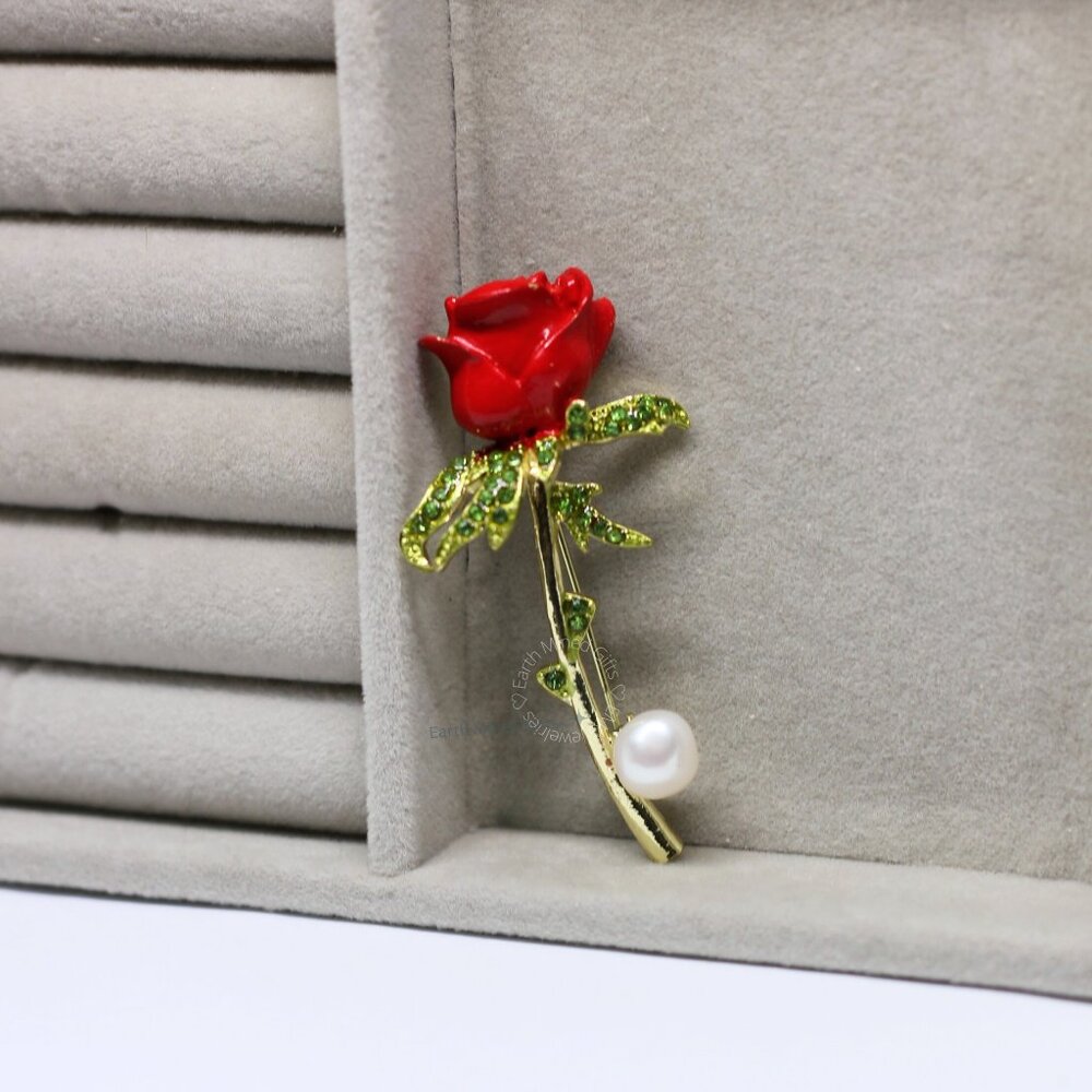 Elegant floral accessory with gold and pearl accents